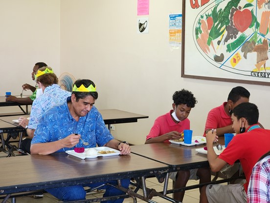 臺灣技術團提供帛琉小學營養午餐新鮮蔬果，總統吃了也說讚!