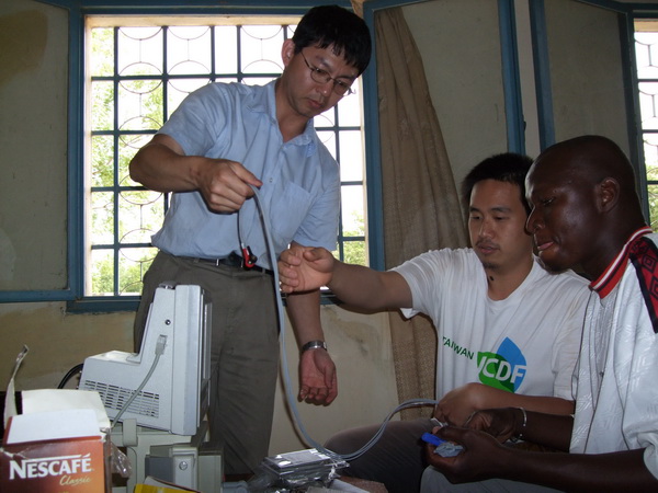 國合會辦理「二手醫療儀器捐贈計畫」協助友邦布吉納法索提升醫療服務水準