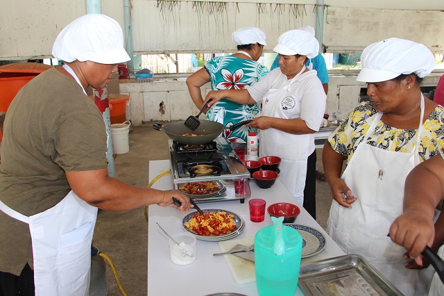 Patients at Tungaru Central Hospital in Kiribati eat their way back to health