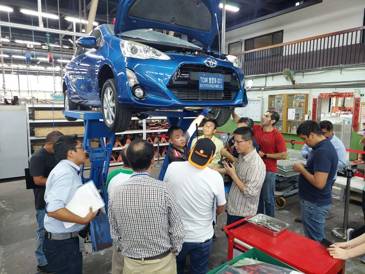 8. Training on Electric Vehicle Maintenance (Spanish)
