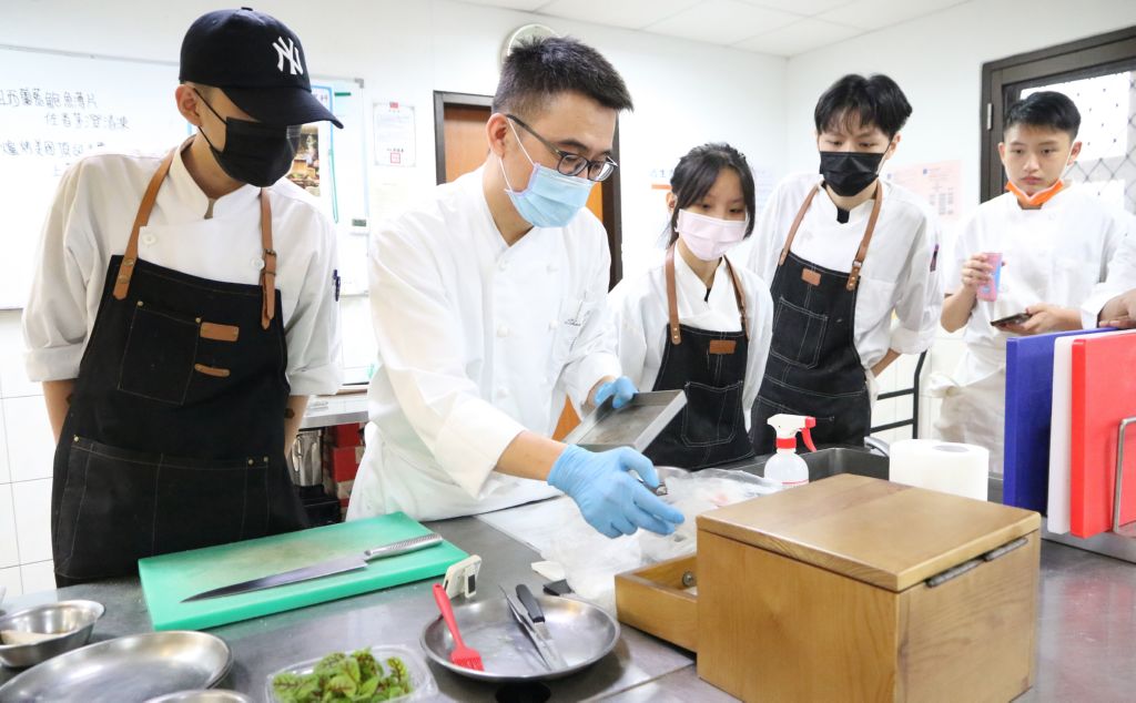 2. Training on Professional Culinary Arts and Restaurant Management (Spanish)